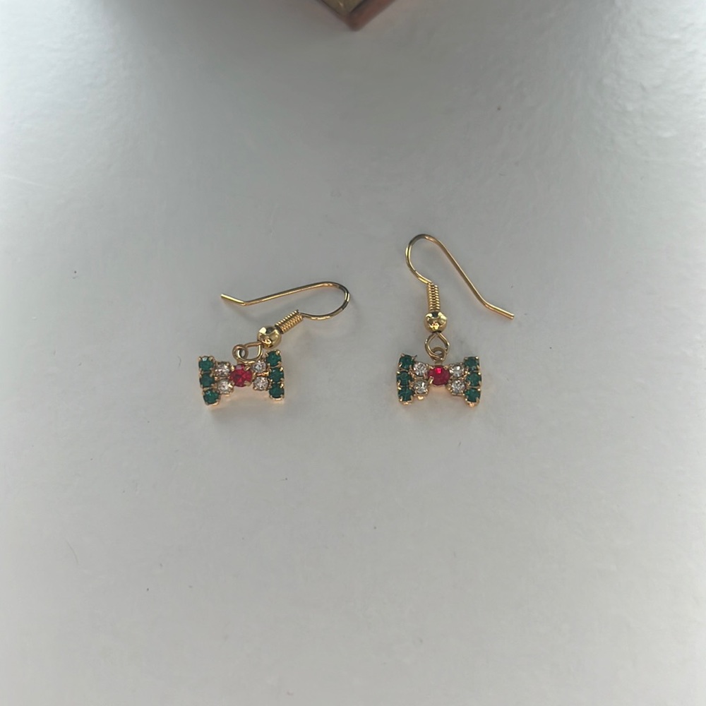 Gold bow dangling earrings